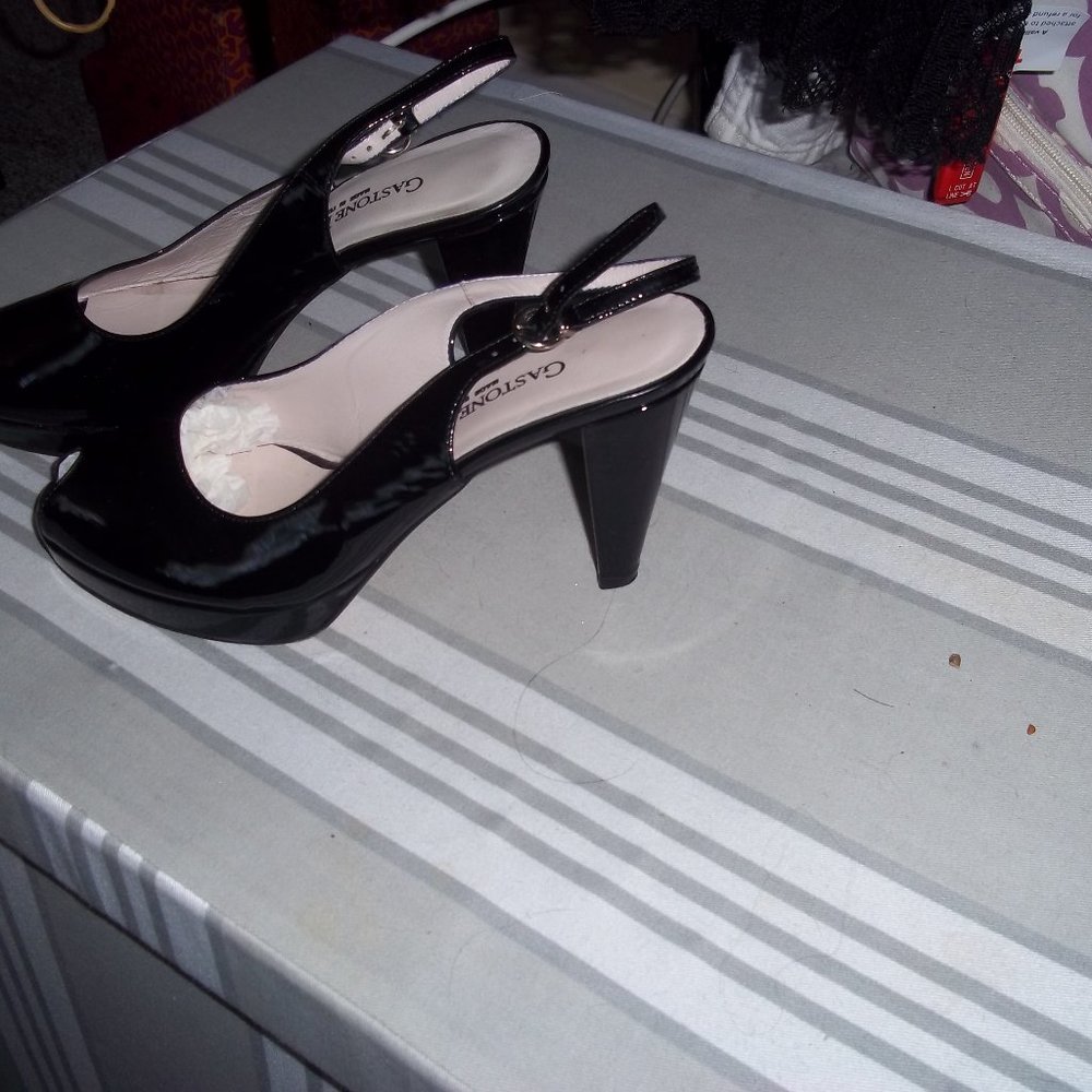 PATENT LEATHER SANDALS